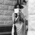 Karishma Sharma Instagram - Nazar me tum, teri yaad ke tale.. Hain din Guzar rahe, teri yaad ke tale.... 📸 :@aishwaryaa_nayak_photography Stylist : @mallaikaa07 & @prashantmangasuli MUA : @nisha.karna HA : @aqshataa.mani Location: @abode.bombay Jewellery necklace @mystiquebyanchal Bangles : @_alankaara_