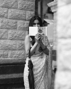 Karishma Sharma Instagram - Nazar me tum, teri yaad ke tale.. Hain din Guzar rahe, teri yaad ke tale.... 📸 :@aishwaryaa_nayak_photography Stylist : @mallaikaa07 & @prashantmangasuli MUA : @nisha.karna HA : @aqshataa.mani Location: @abode.bombay Jewellery necklace @mystiquebyanchal Bangles : @_alankaara_