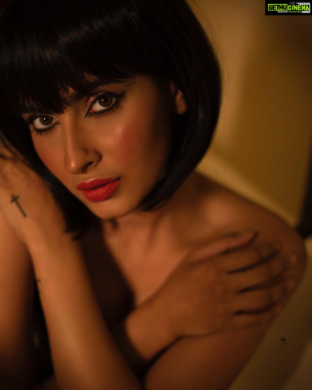 Karishma Sharma Instagram - 🙎🏼♀️🙎🏻♀️ 📸: @aishwaryaa_nayak_photography MUA : @nisha.karna HA : @aqshataa.mani Location: @abode.bombay Styled By: @mallaikaa07 #styledbymallaikaa Asst by: @sincerely__styles Corset: luu__liu_