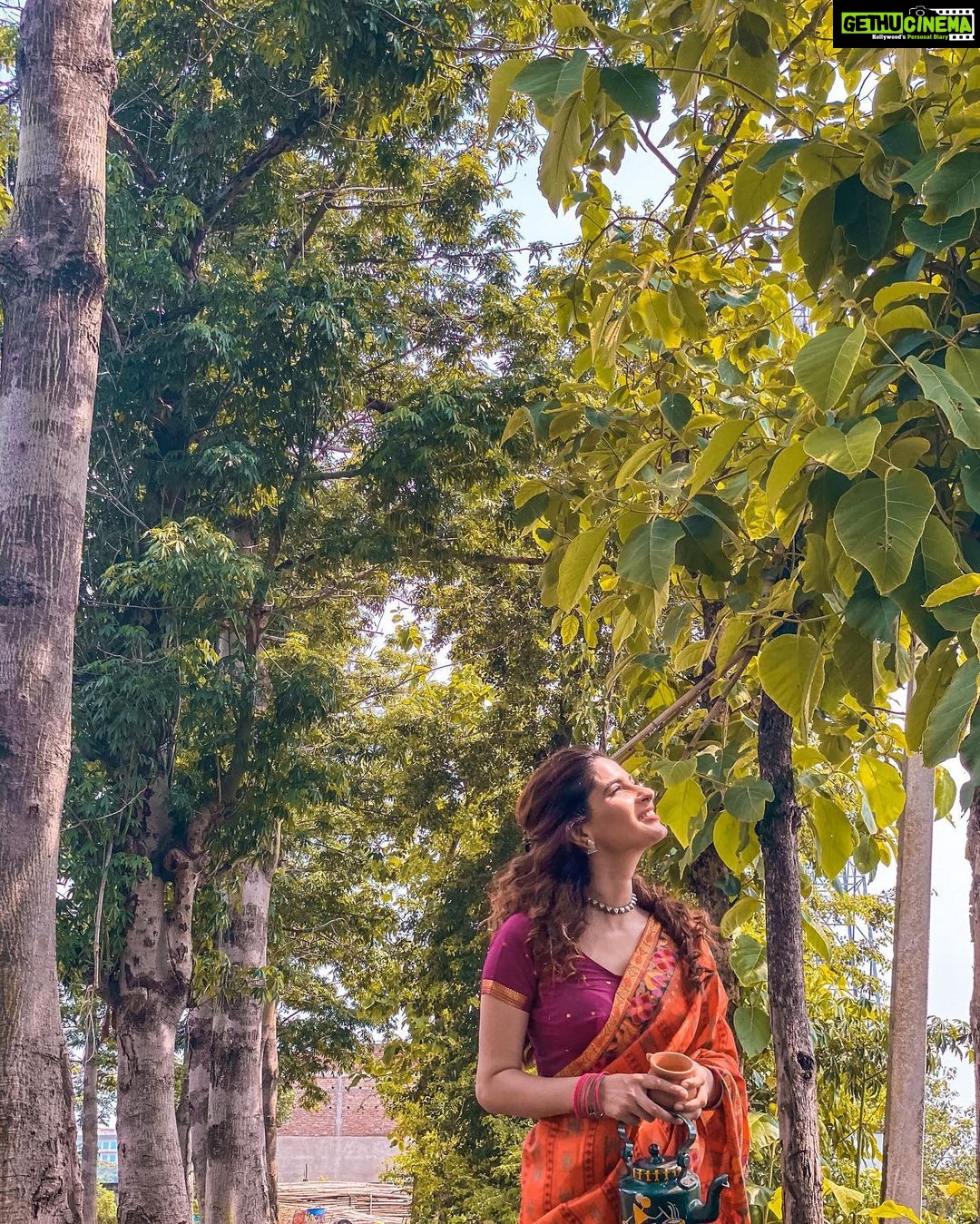 Karishma Sharma Instagram - Dhaani- Getting out into nature doesn’t have to be a big event, but for some it is, she loves the early spring flowers, pretty ground cover plants, right in her neighbourhood where nature’s silence is loud. She sits and enjoys the subtle sounds of birds that surrounds her, drinks tea in the view. Deep in the woods, there is a peace and harmony that doesn’t exist in the city or anywhere around human habitats. Sun and flowers were her favourite 🌻🌞☘️🌿