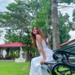 Karishma Sharma Instagram - This is what it is to be happy - I thought to myself the stars are like the trees in the forest, watching me. Breathe 🌻🌻 . What a beautiful place @the.vishwanath.farms