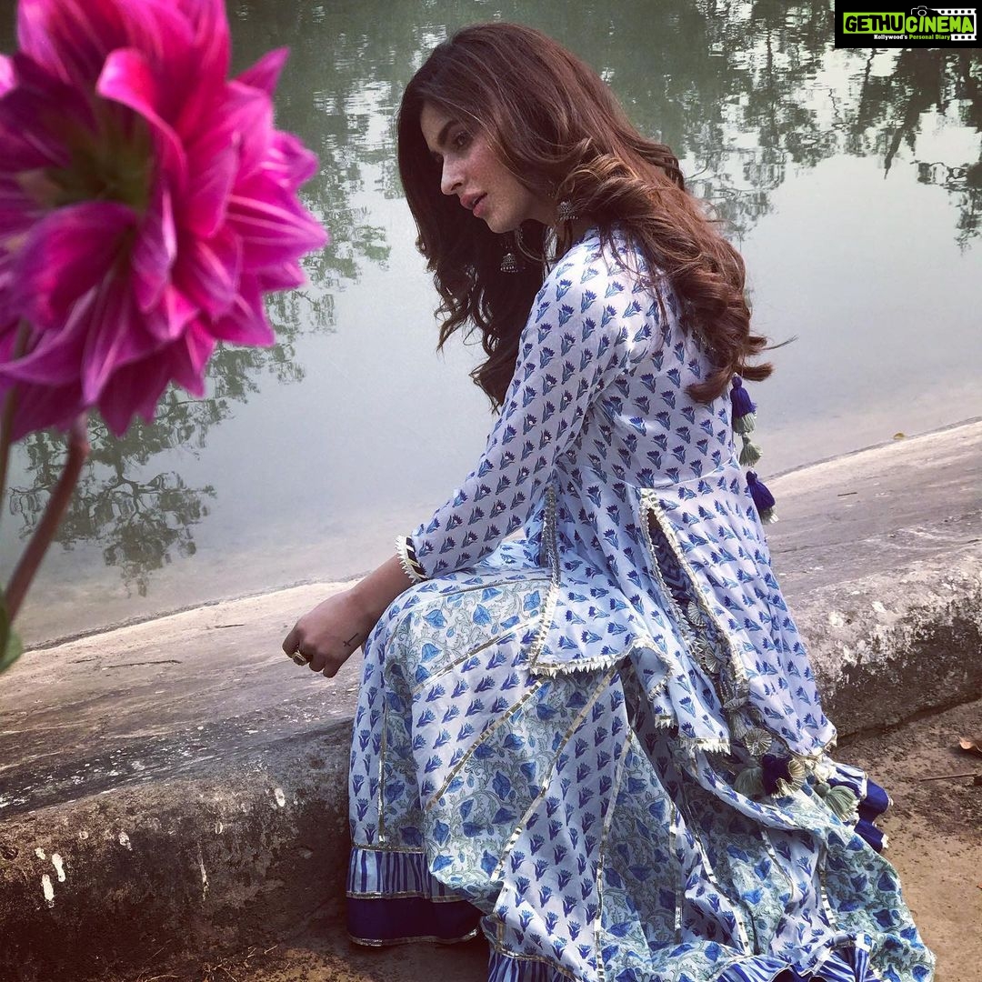 Karishma Sharma Instagram - Calcutta is beautiful. Wherever you place a camera you get a vision. The city where I have actively stopped strangers at random for a quick chat. 🌻💜
