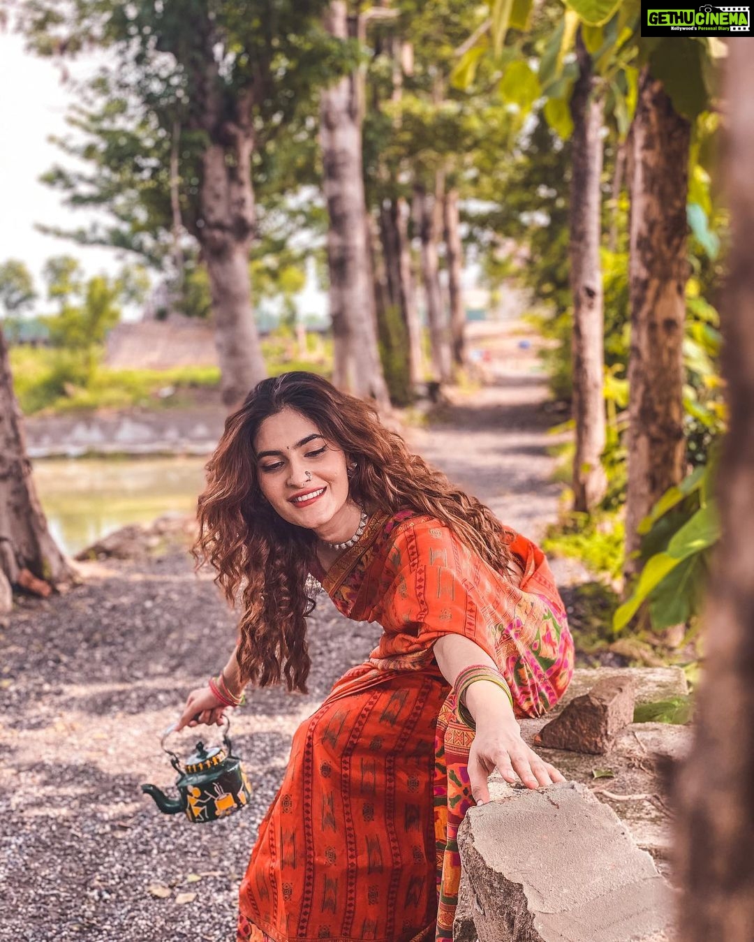 Karishma Sharma Instagram - Dhaani- Getting out into nature doesn’t have to be a big event, but for some it is, she loves the early spring flowers, pretty ground cover plants, right in her neighbourhood where nature’s silence is loud. She sits and enjoys the subtle sounds of birds that surrounds her, drinks tea in the view. Deep in the woods, there is a peace and harmony that doesn’t exist in the city or anywhere around human habitats. Sun and flowers were her favourite 🌻🌞☘️🌿