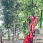 Karishma Sharma Instagram - Dhaani- Getting out into nature doesn’t have to be a big event, but for some it is, she loves the early spring flowers, pretty ground cover plants, right in her neighbourhood where nature’s silence is loud. She sits and enjoys the subtle sounds of birds that surrounds her, drinks tea in the view. Deep in the woods, there is a peace and harmony that doesn’t exist in the city or anywhere around human habitats. Sun and flowers were her favourite 🌻🌞☘️🌿