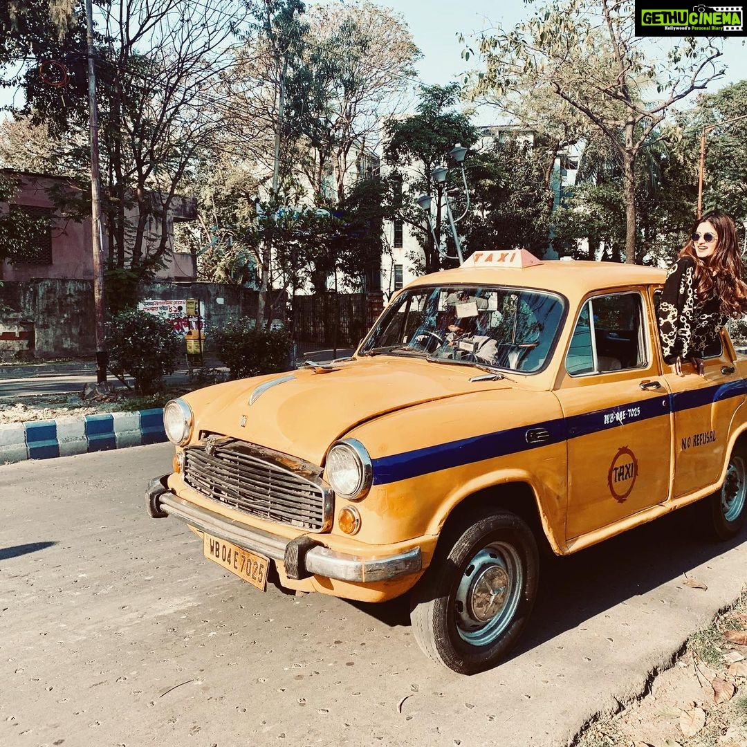 Karishma Sharma Instagram - Calcutta is beautiful. Wherever you place a camera you get a vision. The city where I have actively stopped strangers at random for a quick chat. 🌻💜