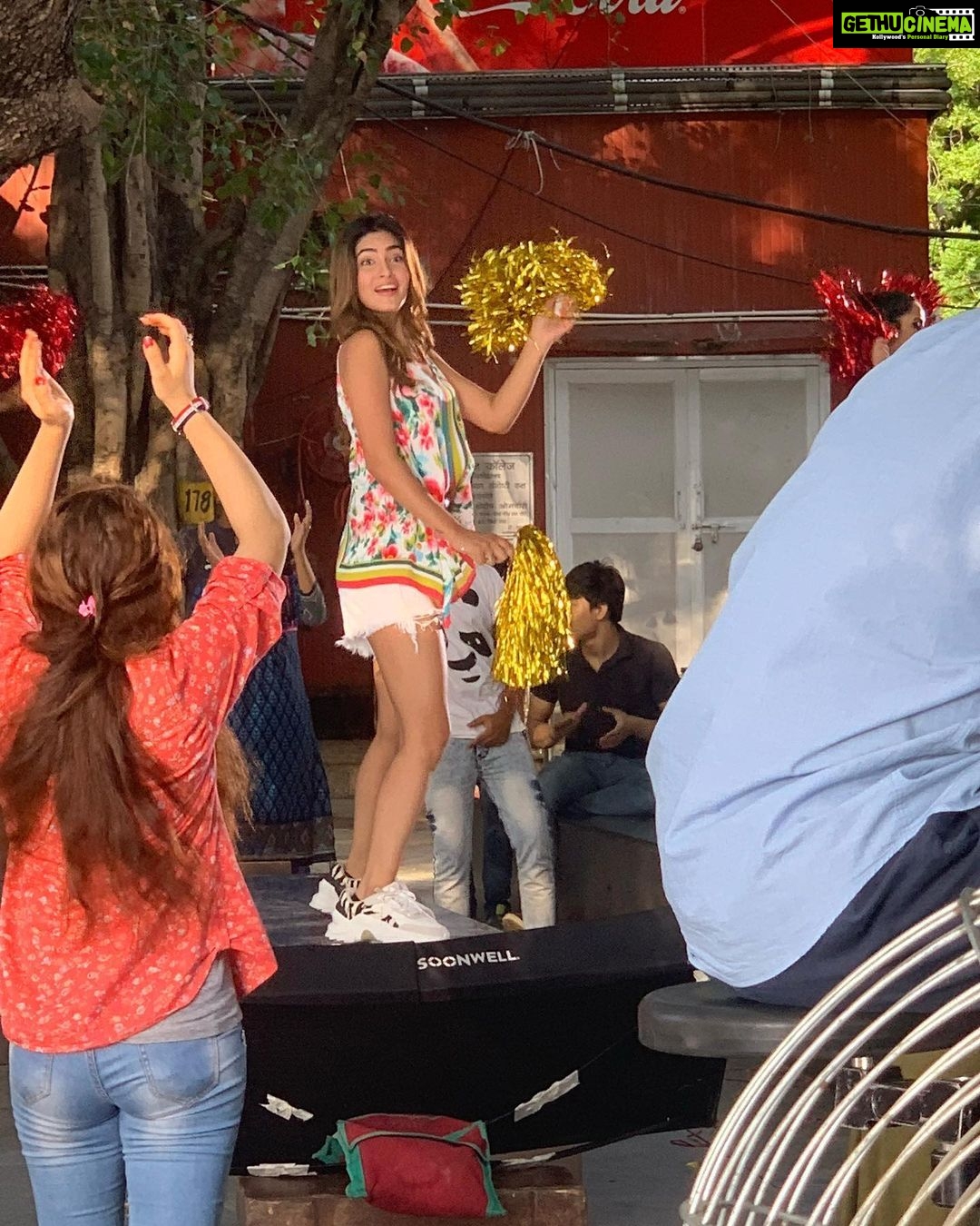 Karishma Sharma Instagram - Aaina Ali Khan. 💛 Oh I think Chaman found himself a cheerleader haha. #ujdachaman Please take me back. 😢