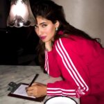 Karishma Sharma Instagram - Hey Hun what can I get for you? . Pizza ahh Bottle of wine French fries Guacamole Edamame ......... . Please come back next year It’s high time you start practising the art of Aatm Nirbhar.