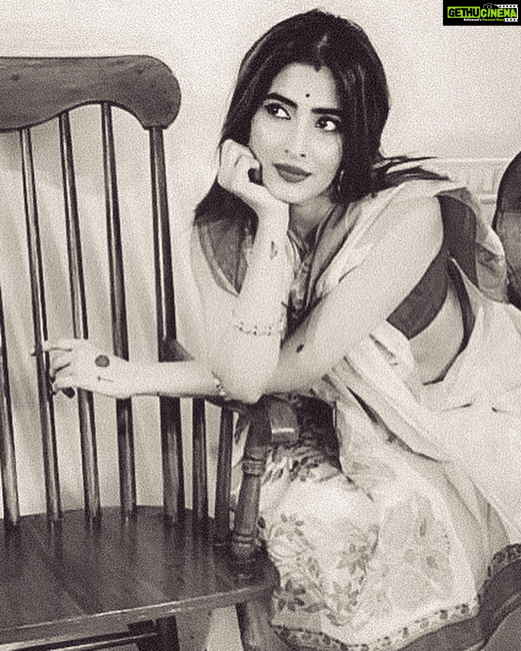 Karishma Sharma Instagram - Hansi thami hai in ankhon men yuun nami ki tarah . chamak uthe hain andhere bhi raushnī ki tarah - Meena Kumari