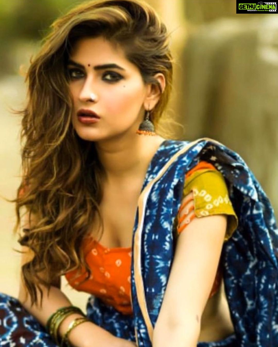 Karishma Sharma Instagram - Humne dekhi hai un aankhon ki mehekti khushboo, Haath se chhooke ise, rishton ka ilzaam na do, Sirf ehsaas hai ye, rooh se mehsoos karo, Pyar ko pyar hi rehne do, koi naam na do… - Gulzar 🌻🌻 . Shot by @aishwarya_nayak_photography