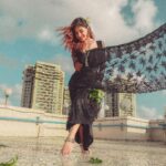 Karishma Sharma Instagram - Inhi logo ne le lina dupatta mera. Humari na Mano Baadalva se puchho. Humari na Mano Chand Taarvaa se puchho. Thank you @jsmitharts for the second picture. 👽🪐🌏🌞🌚 . . Sari by @sarakhanofficial__ International Space Station