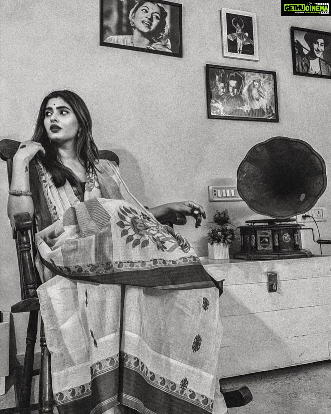 Karishma Sharma Instagram - Hansi thami hai in ankhon men yuun nami ki tarah . chamak uthe hain andhere bhi raushnī ki tarah - Meena Kumari
