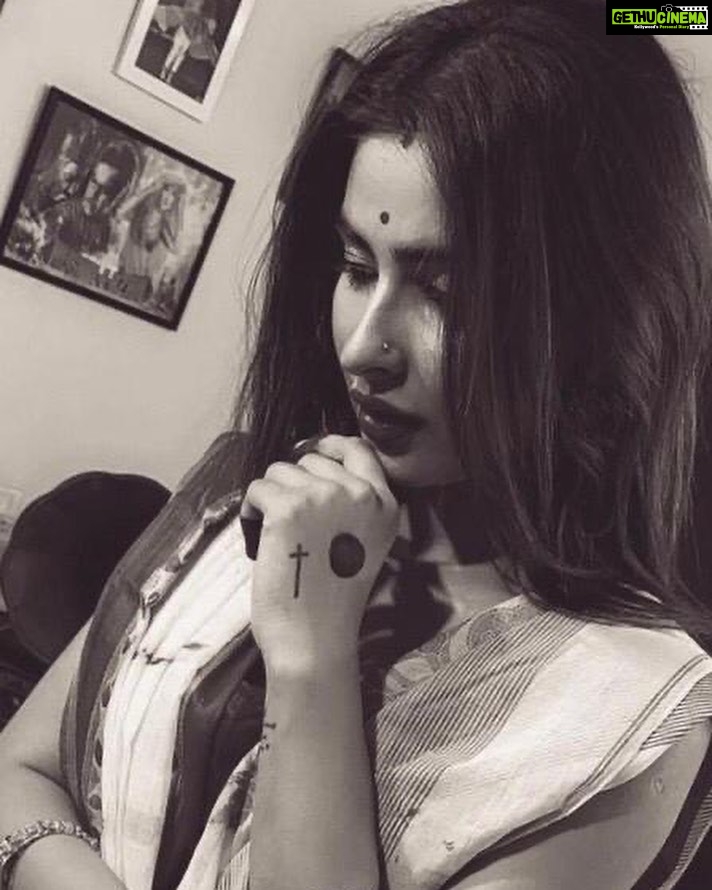 Karishma Sharma Instagram - Hansi thami hai in ankhon men yuun nami ki tarah . chamak uthe hain andhere bhi raushnī ki tarah - Meena Kumari