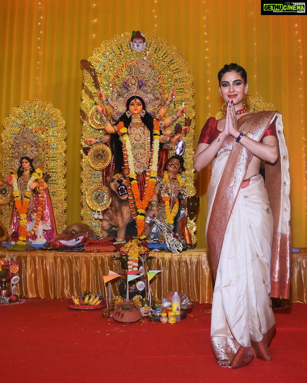 Karishma Sharma Instagram - The sound of dhaak, the rhythm of dhunuchi naach, the smell of kaash, and the touch of golden sun ….. Yes it is the time of the year again – Welcome home, Mother Durga. Be my Durga Pujo, I’ll be your Kolkata..!!