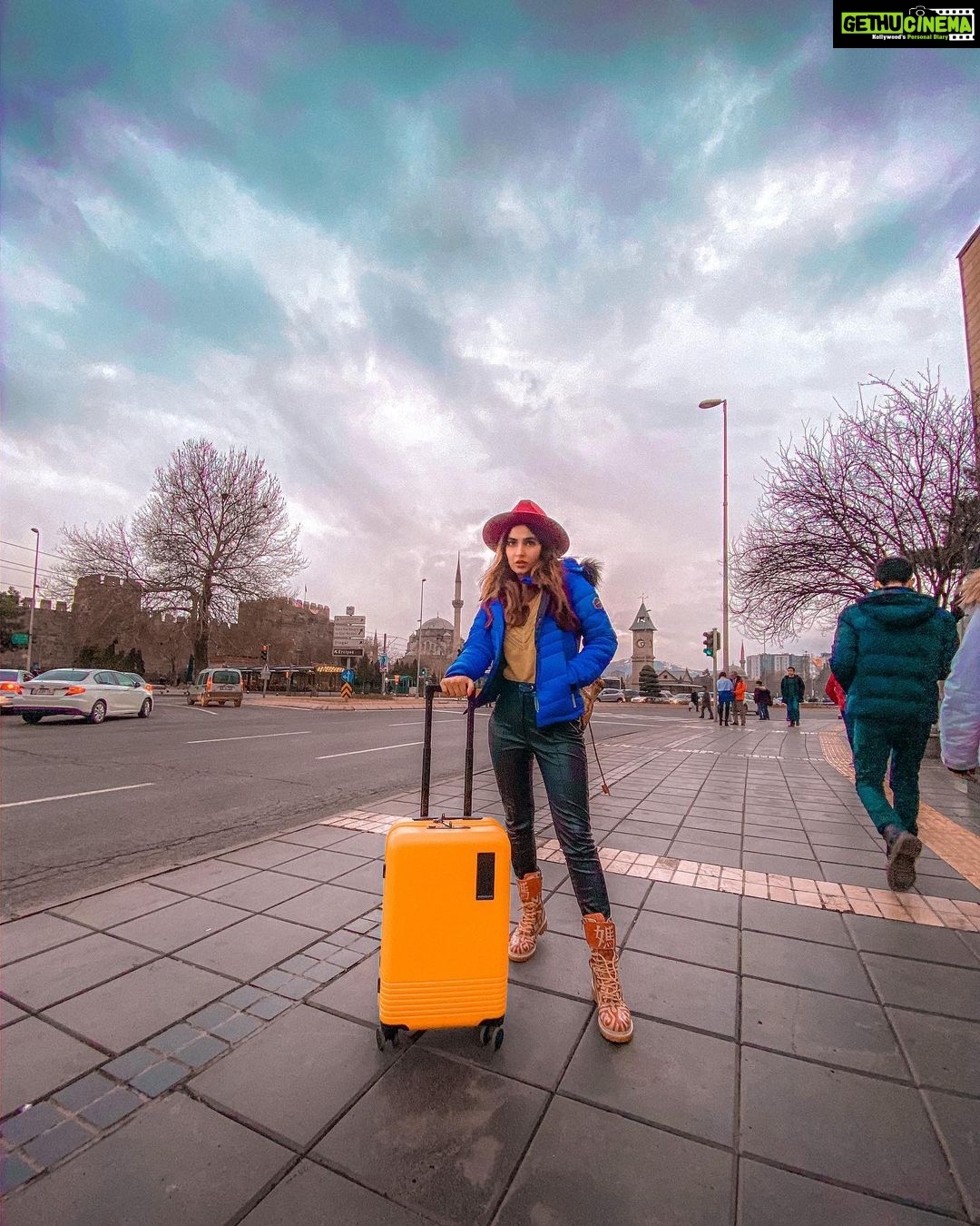 Karishma Sharma Instagram - "It's great to just disappear, grab a suitcase, switch the answering machine on and just go somewhere else." . Traveling with beautiful 🧳@mokobara . @fitzupofficial @turkeytourismin @goturkey #goturkey Cappadocia Turkey