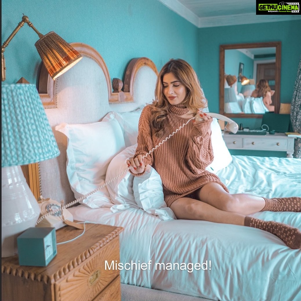 Karishma Sharma Instagram - Tutorial: How to win at soho house 🥑🥑☎️☎️ @sohohousememes @sohohouse @sohohousemumbai . Shot by @biryanimasala Soho House Mumbai