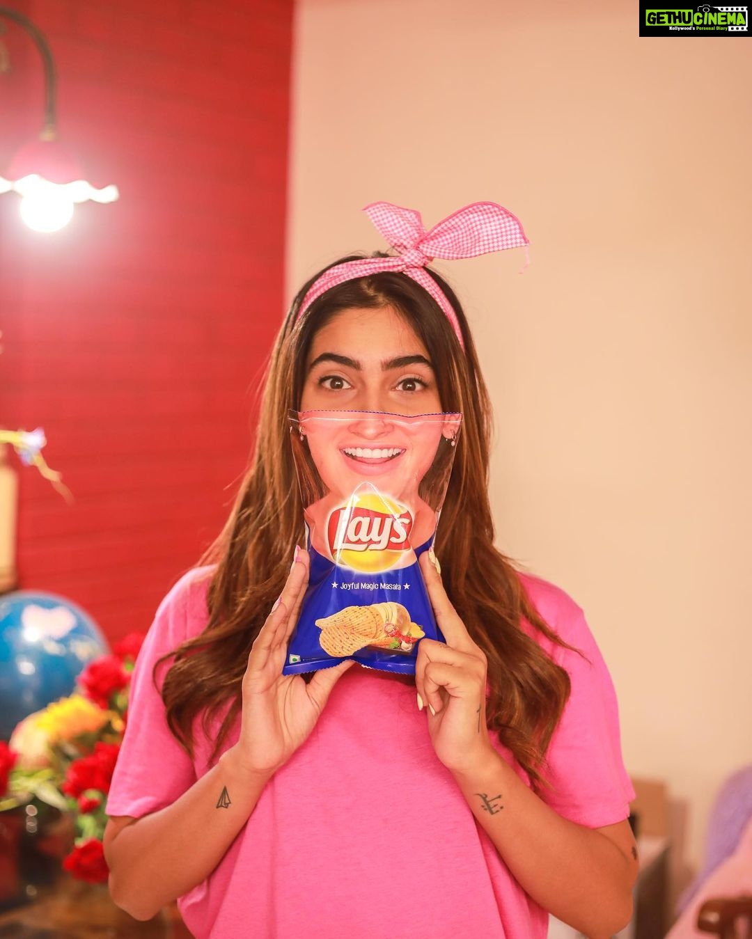 Karishma Sharma Instagram - Rustling waves, sand-covered feet, ocean breeze and salty hair – these words are enough to bring a joyful smile on my face, as they take me back to my happy place – the beach! Excited to read in the comments section below what your favourite travel memories and destinations are! #SmileDekeDekho #SmileWithLays @lays_india