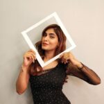 Karishma Sharma Instagram - I’m sassy and I know it! And what matches my sass is the newest style icon in town, #vivoS1Pro loaded with 32MP AI Selfie and 48AI Quad Rear Camera. #StyleLikeAPro Swipe left and see how I am drooling over this beauty. Click the link in @vivo_india bio to know more about #vivoS1Pro