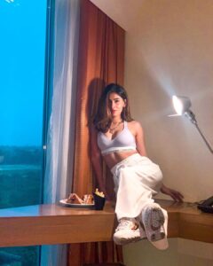 Karishma Sharma Instagram - Can you Flirt?? Ofcourse with FOOD
#flirtingwithfood 🍕🍔🥪🍩🍟🍟🍟
