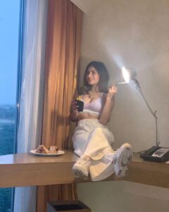 Karishma Sharma Instagram - Can you Flirt?? Ofcourse with FOOD
#flirtingwithfood 🍕🍔🥪🍩🍟🍟🍟