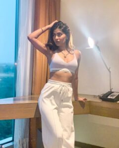 Karishma Sharma Instagram - Can you Flirt?? Ofcourse with FOOD
#flirtingwithfood 🍕🍔🥪🍩🍟🍟🍟