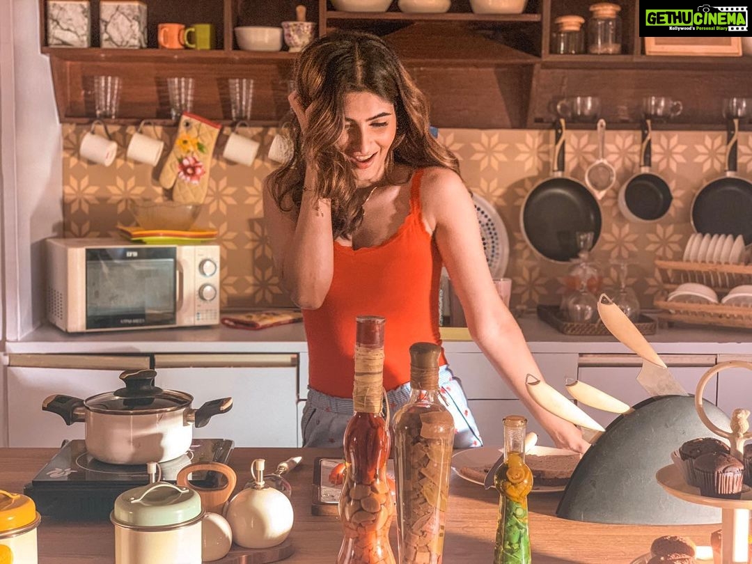 Karishma Sharma Instagram - Whatβs cooking ? π³ @viuindia π Stay tuned guys π