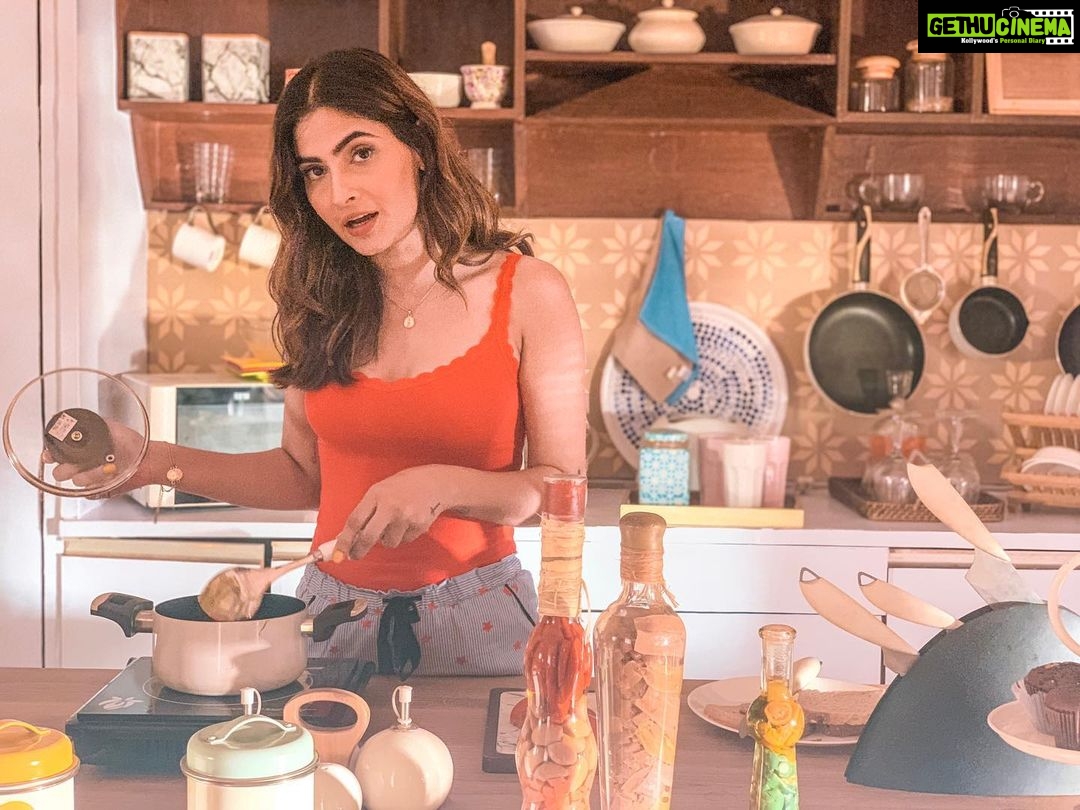 Karishma Sharma Instagram - Whatβs cooking ? π³ @viuindia π Stay tuned guys π
