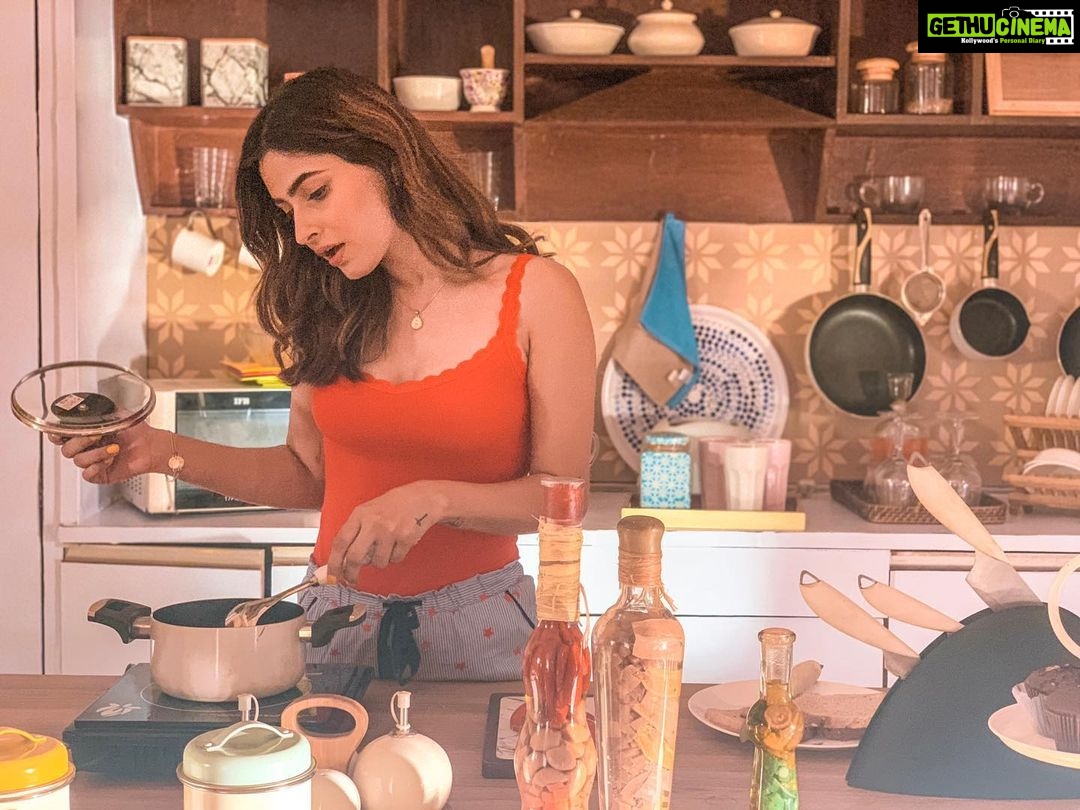 Karishma Sharma Instagram - Whatβs cooking ? π³ @viuindia π Stay tuned guys π