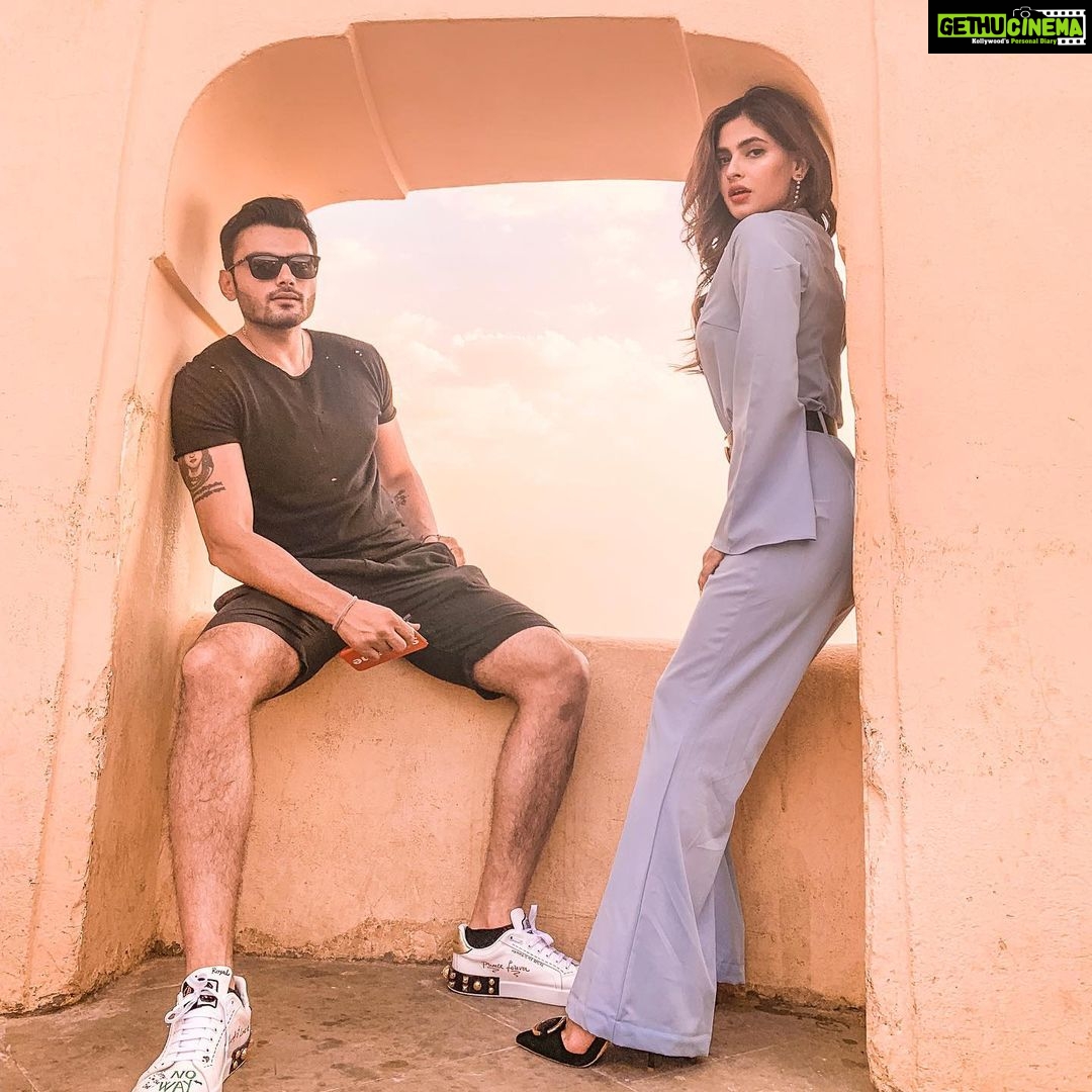 Karishma Sharma Instagram - Happy birthday from the one who endures your retardedness and still loves you. Have a crazyyyyy one. 🎈🎈🎈🎈