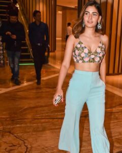 Karishma Sharma Instagram - Such an overwhelming feeling to be a part of such an inspirational film. Congratulations to everyone who’s put their heart and soul in the film. Success party @super30film #super30
.
.

Styled by- @simran_kabra
Bralette - @papadontpreachbyshubhika
Pants- @lmanedesigns
Heels- @oceedeeshoes 
Makeup by @nishaa.guptaa