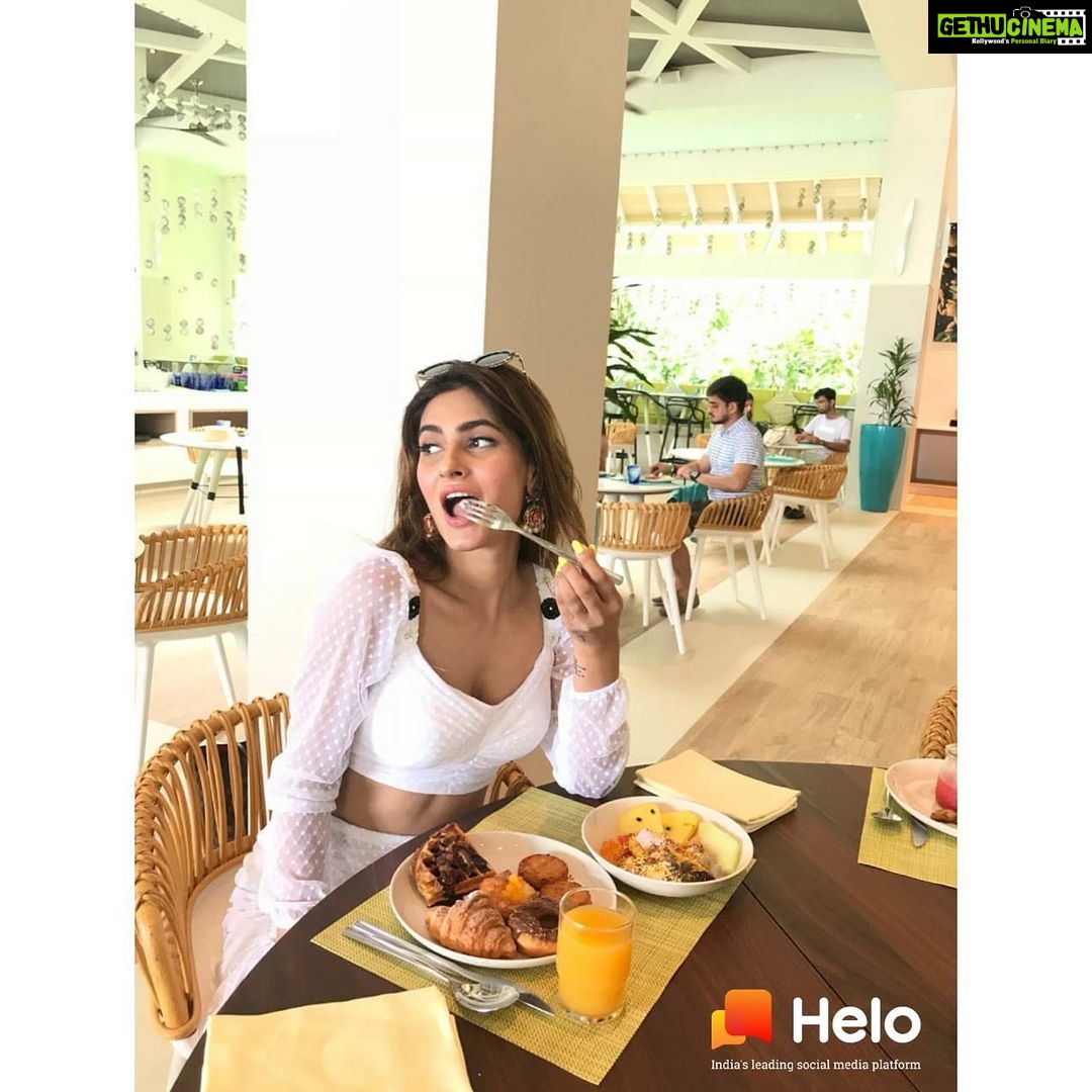 Karishma Sharma Instagram - I followed a diet but it didn’t follow me back, so I unfollowed it. 🤪🤪 @helo_app Maldives