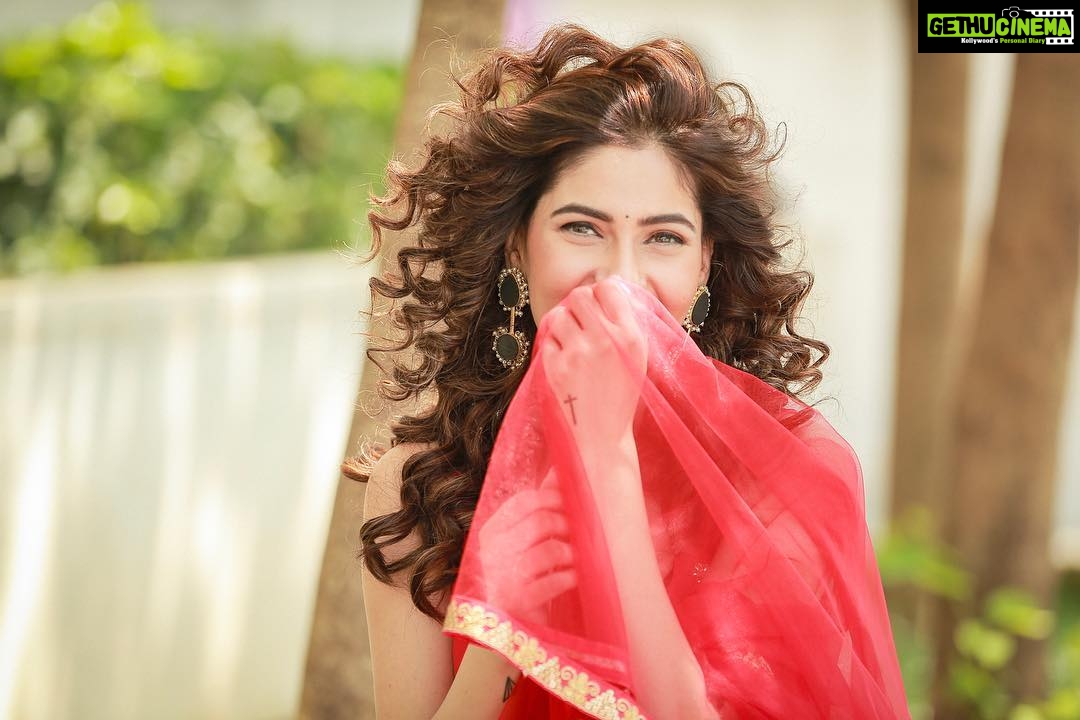 Karishma Sharma Instagram - Lagta hai aaj zindagi kuch khafa hai, . Chaliye chhoriye kaun si pehli dafa hai. . . Shotby @amitkhannaphotography Hairandmakeupby @sahil_anand_arora Styled by @stylingbyvictor