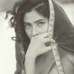 Karishma Sharma Instagram - थोड़ा सा रफ़ू करके देखिये ना, . फिर से नयी सी लगेगी, . ज़िन्दगी ही तो है.... . — Gulzar Shot by @amitkhannaphotography Hairandmakeupby @sahil_anand_arora Styled by @stylingbyvictor