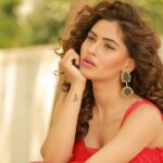Karishma Sharma Instagram - Waqt rehta nahi kahin tik kar, . Aadat iss ki bhi aadmi si hain. Shot by @amitkhannaphotography Makeupandhairby @sahil_anand_arora Styled by @stylingbyvictor