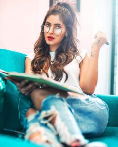 Karishma Sharma Instagram - Have a lazy cozy Sunday you guys 🤗🤗
📷 @princetuhin