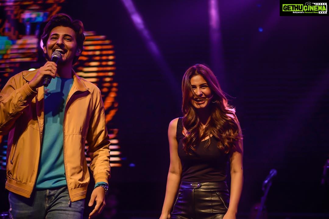 Karishma Sharma Instagram - Such a beautiful experience being on Stage with this one @darshanravaldz 14 million and counting more ahead.