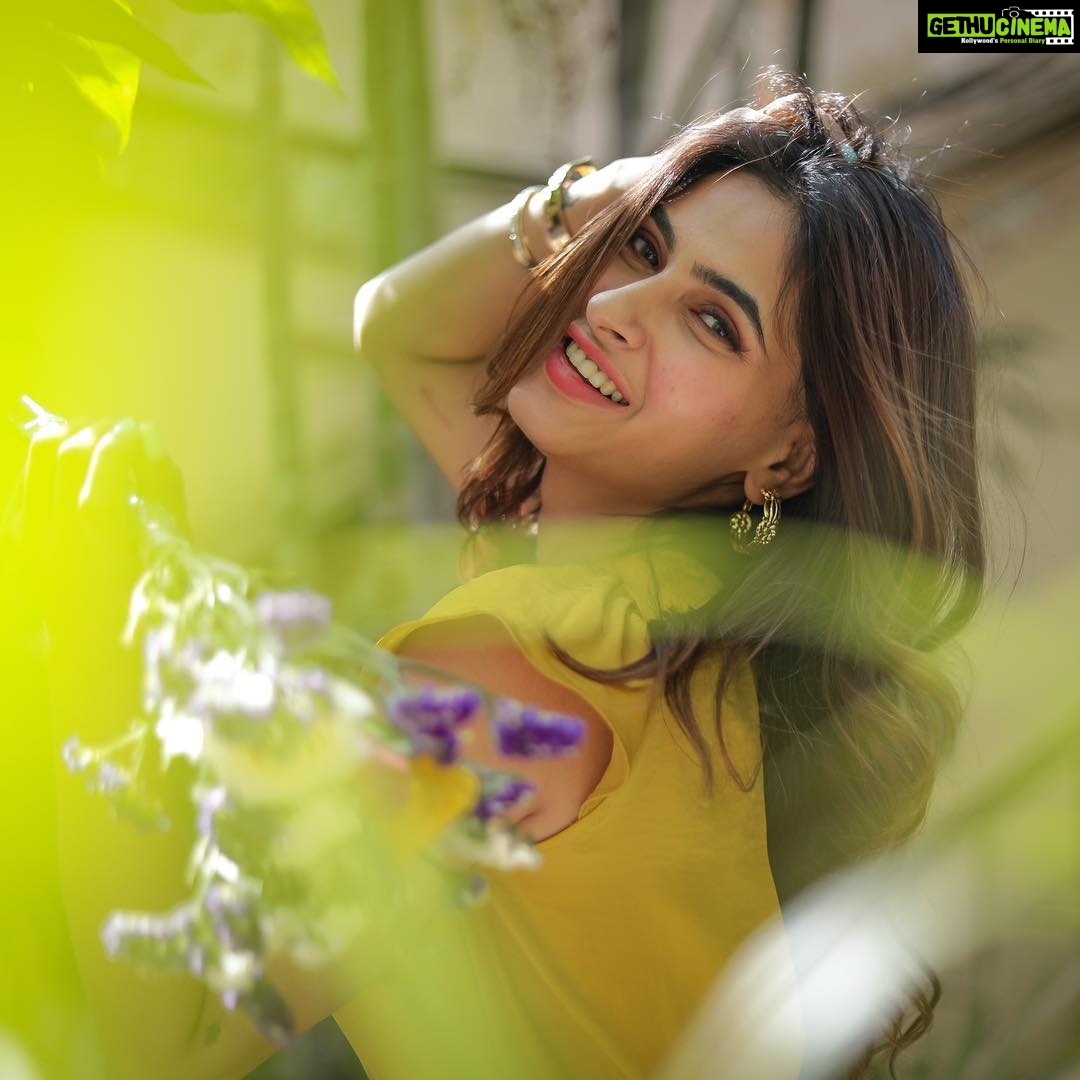 Karishma Sharma Instagram - 🌻🌻🌻 📸 @haram_khor_