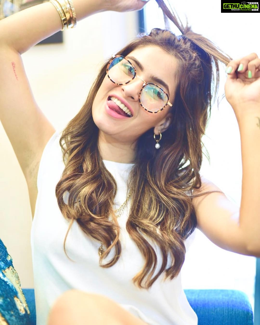 Karishma Sharma - 145.6K Likes - Have a lazy cozy Sunday you guys 🤗🤗
📷 @princetuhin