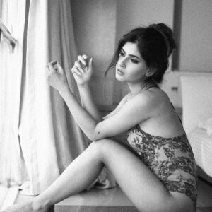 Karishma Sharma Instagram - Love is messy, because we’re all a little messed up. 🌻🌻
📸 @ag.shoot