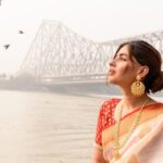 Karishma Sharma Instagram - A fish and a bird may indeed fall in love, but where shall they live?? Shotby @arpitr93 Makeup by @sumanmakeupartist Styledby @stylebysumit Sareeby @saarangsareeskolkata Howrah Bridge