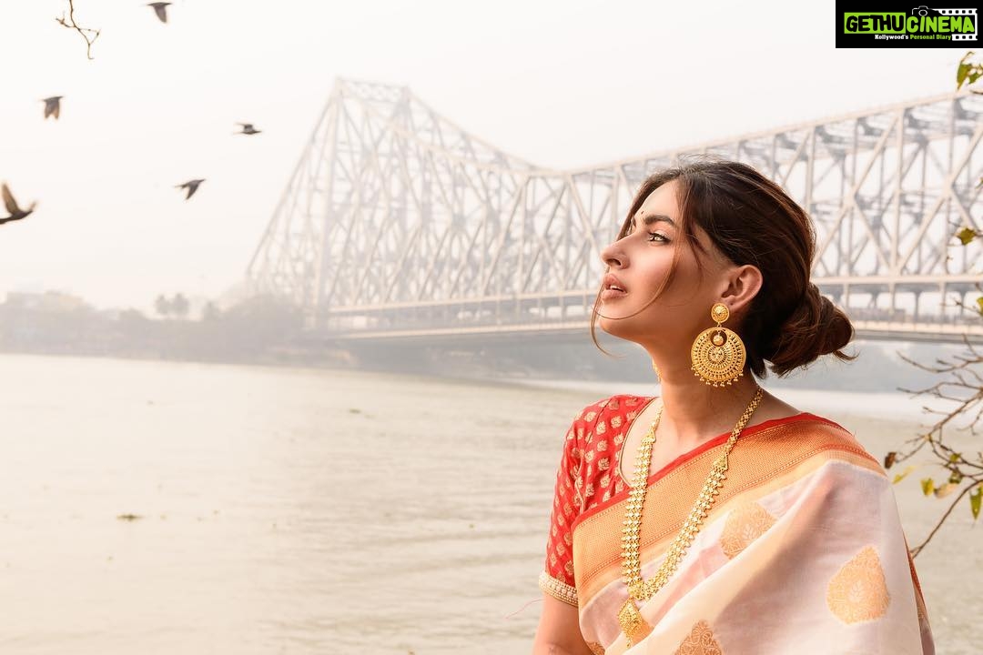 Karishma Sharma Instagram - A fish and a bird may indeed fall in love, but where shall they live?? Shotby @arpitr93 Makeup by @sumanmakeupartist Styledby @stylebysumit Sareeby @saarangsareeskolkata Howrah Bridge