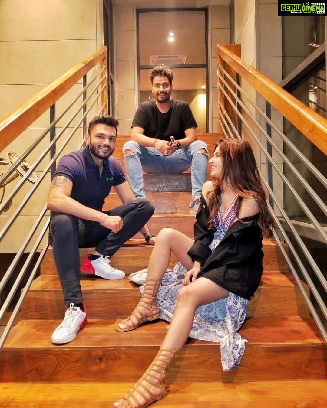 Karishma Sharma Instagram - With ‘em Boys. 👊🏻✌🏻 Kolkata