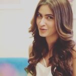 Karishma Sharma Instagram – An exciting contest coming your way! The new #MobiistarX1Notch is now available at stores near you! It has a beautiful gradient shine body, and a full view notch display that super amazing! And my favourite is the 13MP AI Selfie camera! Awesome selfies all along! And all of that only at 8499 onwards! Go get it at stores near you. 
I’m also giving away one device to a lucky winner!
#GiveawayAlert! 
Here’s your chance to win this amazing MobiistarX1Notch and click brilliant selfies! 
All you have to do is: 
1.	Follow @mobiistar_india 
2.	Tell us in the comments which feature in the new #MobiistarX1Notch is the best? 
3.	Tag two friends. 
4.	Use the hashtags #MobiistarX1Notch #HarLamhaKaroShine 
Contest is open to Indian residents only and ends on 26th January 2019. One lucky winner will win the new #MobiistarX1Notch device! What are you guys waiting for? Participate now! #AbHarLamhaKaroShine! 
#contest alert