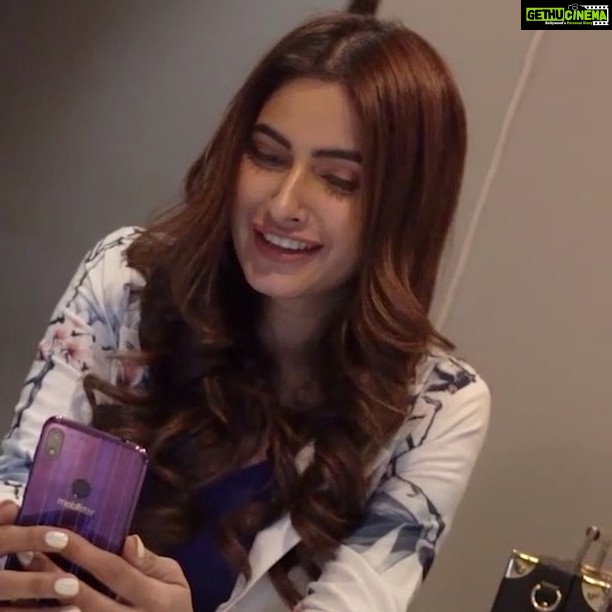 Karishma Sharma Instagram - Stylish and stunning, this is what sums up the new #MobiistarX1Notch! With a stylish gradient shine body, and an amazing 13MP AI Selfie camera, this one is a keeper! Totally loving the selfies! Plus, the Notch display lends it a vivid user experience. I’m swooning over this one! Well, you guys should follow @mobiistar_india to get all the updates! Because this beauty is coming soon at your nearest stores! #AbHarLamhaKaroShine #comingsoon Location Courtesy: @autumnbar_bistro