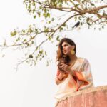 Karishma Sharma Instagram - This is one look I always wanted to try. I grew up around Bengali culture and it has always fascinated me. Kolkata as a city had so much character to it. It was an amazing trip. Not to forget the yummy food. Shotby @arpitr93 Makeupby @sumanmakeupartist Styled by @stylebysumit Howrah Bridge
