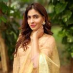 Karishma Sharma Instagram - What could be better than a perfect hair day combined with the perfect zoom shot on the Samsung #Galaxy9? With the telephoto lens on the #Worlds1stQuadCam, I don't hesitate to use the zoom function anymore because I get the same stunning photo quality even from a distance. Just what I needed along with some pleasant greenery and lots of good vibes. Can't wait to capture more of things and places, no matter how far they are! #withGalaxy