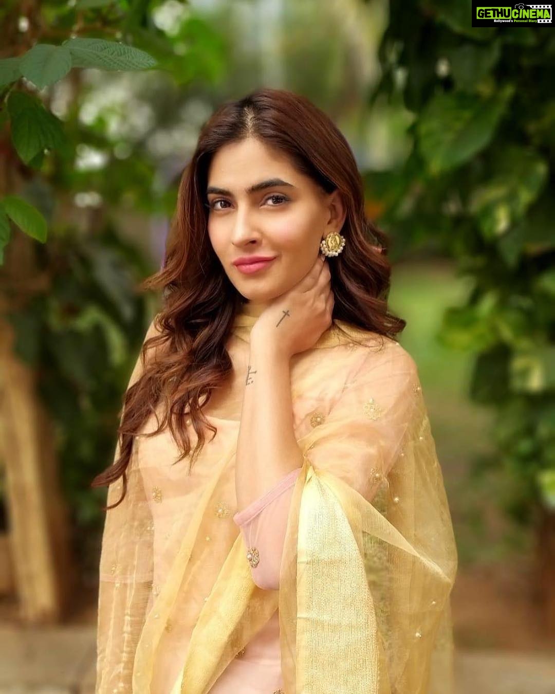 Karishma Sharma Instagram - What could be better than a perfect hair day combined with the perfect zoom shot on the Samsung #Galaxy9? With the telephoto lens on the #Worlds1stQuadCam, I don't hesitate to use the zoom function anymore because I get the same stunning photo quality even from a distance. Just what I needed along with some pleasant greenery and lots of good vibes. Can't wait to capture more of things and places, no matter how far they are! #withGalaxy