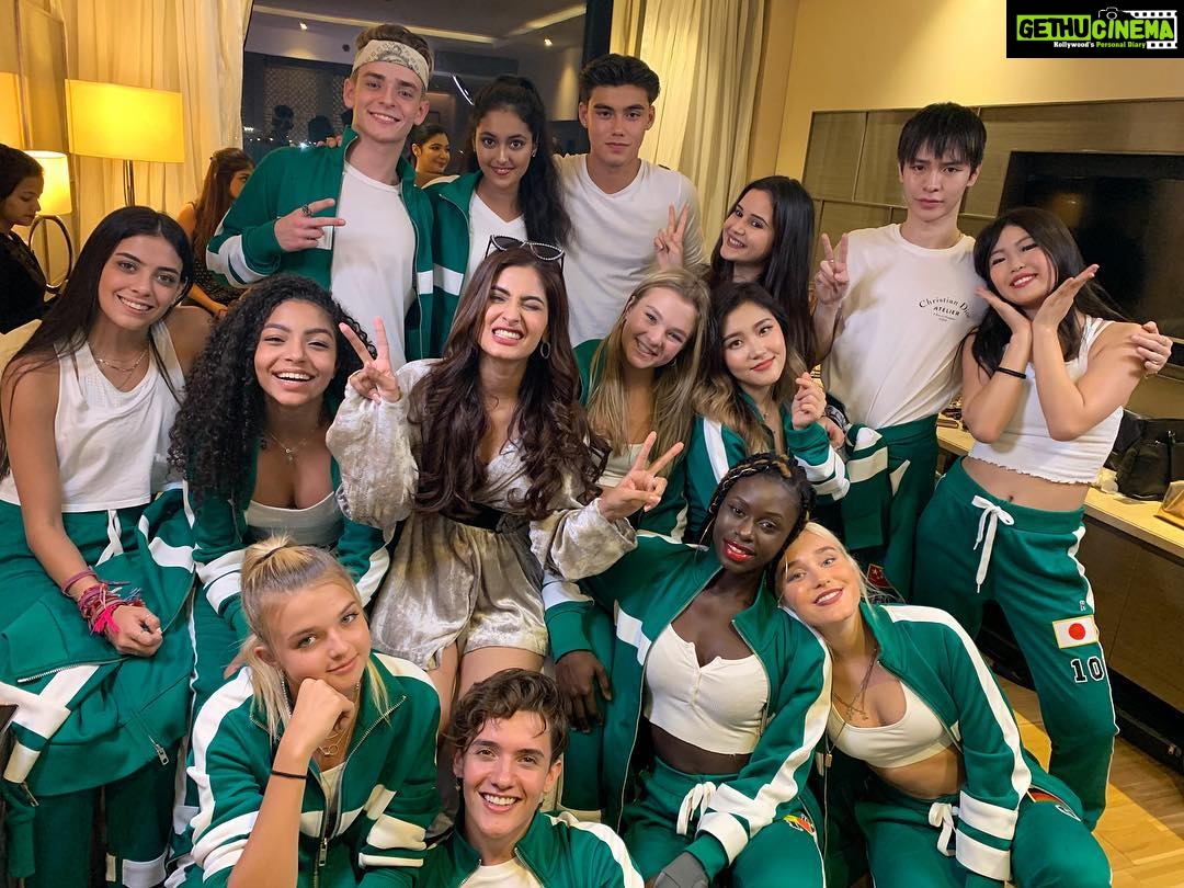 Karishma Sharma Instagram - One Band, 19 Countries 🙀 @nowunited A Powerhouse of this super Talented Clan. 💫💫💫💫 JW Marriott Hotel Sahar