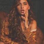 Karishma Sharma Instagram - Well if I wanted, I could destroy everything. But I’m a Good Girl. 🙂🌝 Shotby @aishwarya_nayak_photography Makeupby @makeupbyshefali.s Hairby @charlottewang_hmua Styled by @himanshinijhawan004