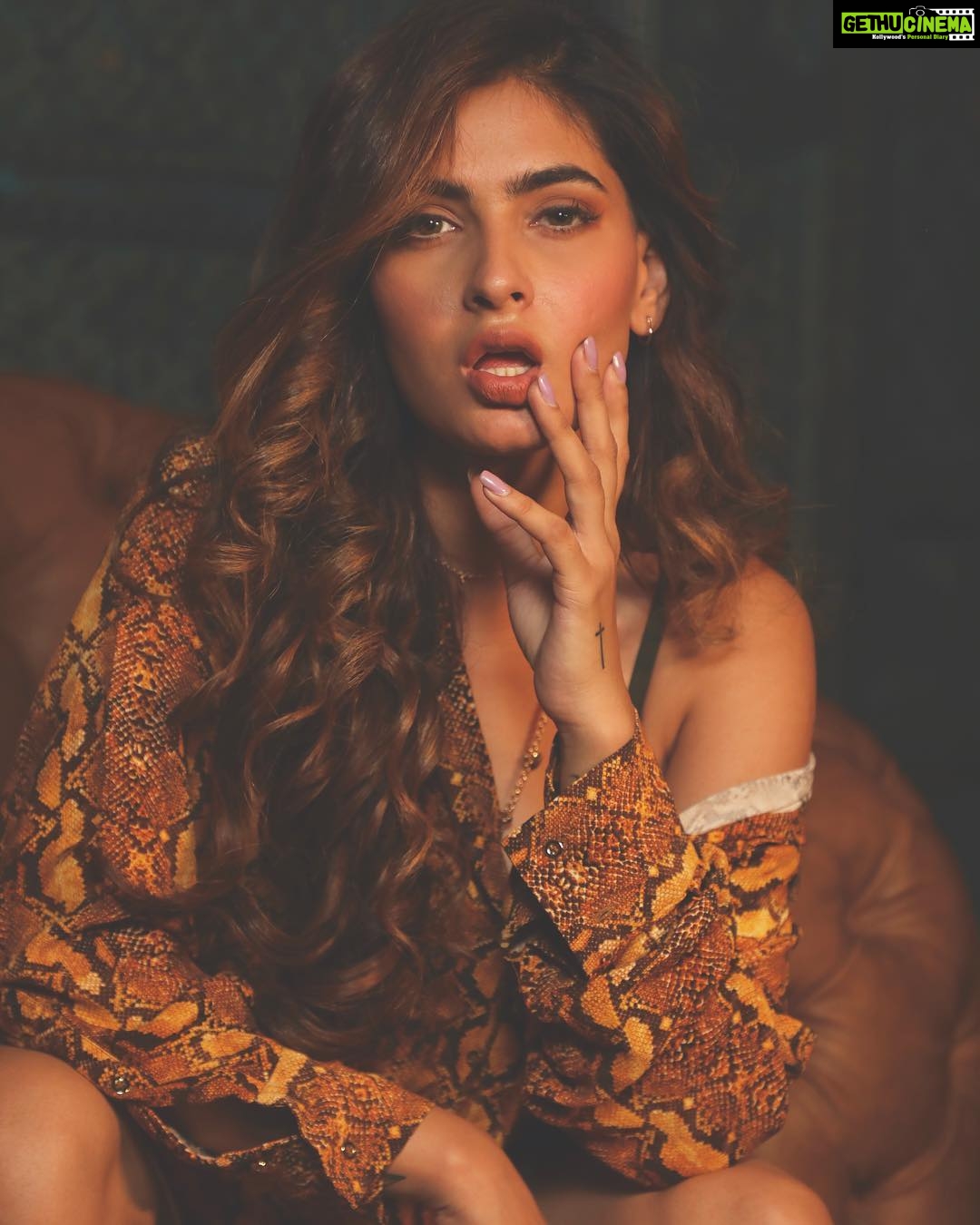 Karishma Sharma Instagram - Well if I wanted, I could destroy everything. But Iām a Good Girl. šš Shotby @aishwarya_nayak_photography Makeupby @makeupbyshefali.s Hairby @charlottewang_hmua Styled by @himanshinijhawan004