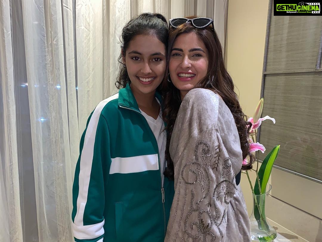 Karishma Sharma Instagram - One Band, 19 Countries 🙀 @nowunited A Powerhouse of this super Talented Clan. 💫💫💫💫 JW Marriott Hotel Sahar